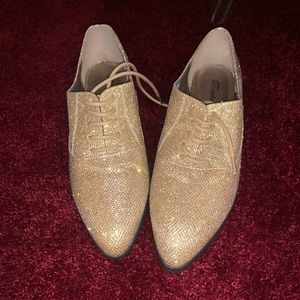 NWOT Gold dress shoe